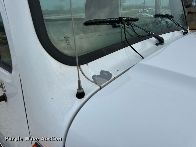 image for item EN5216 2001 International 4700 truck cab and chassis