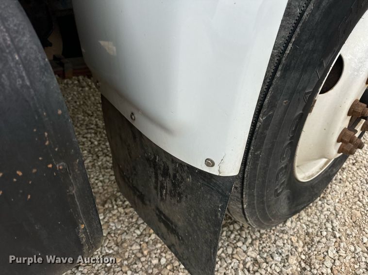 image for item EN5216 2001 International 4700 truck cab and chassis