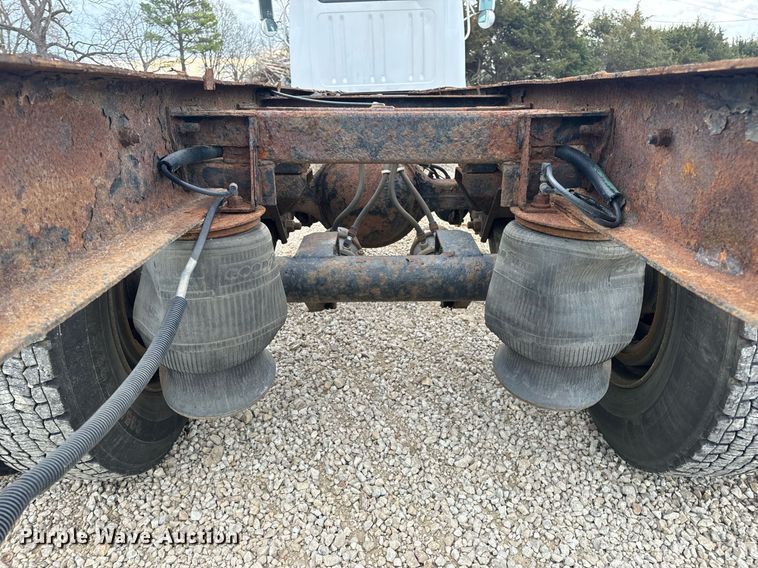 image for item EN5216 2001 International 4700 truck cab and chassis