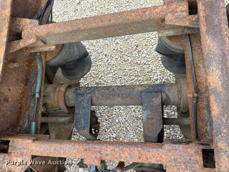 image for item EN5216 2001 International 4700 truck cab and chassis