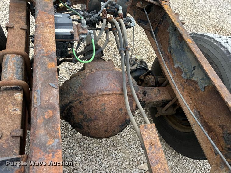 image for item EN5216 2001 International 4700 truck cab and chassis