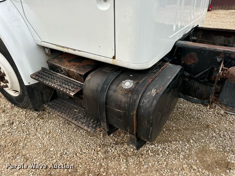 image for item EN5216 2001 International 4700 truck cab and chassis