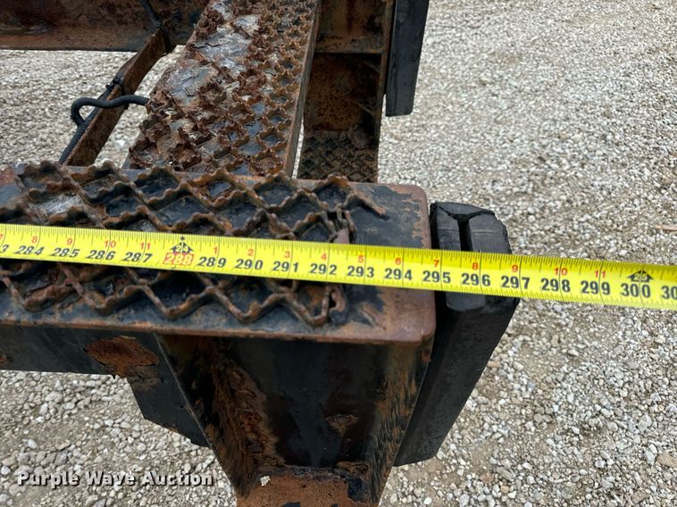 image for item EN5216 2001 International 4700 truck cab and chassis