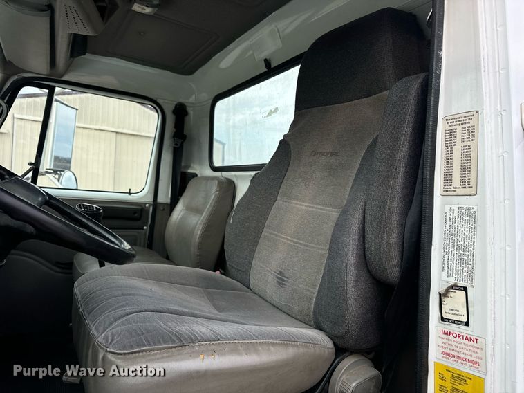 image for item EN5216 2001 International 4700 truck cab and chassis