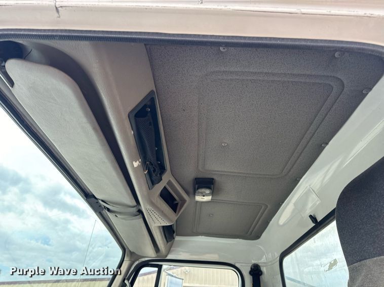 image for item EN5216 2001 International 4700 truck cab and chassis