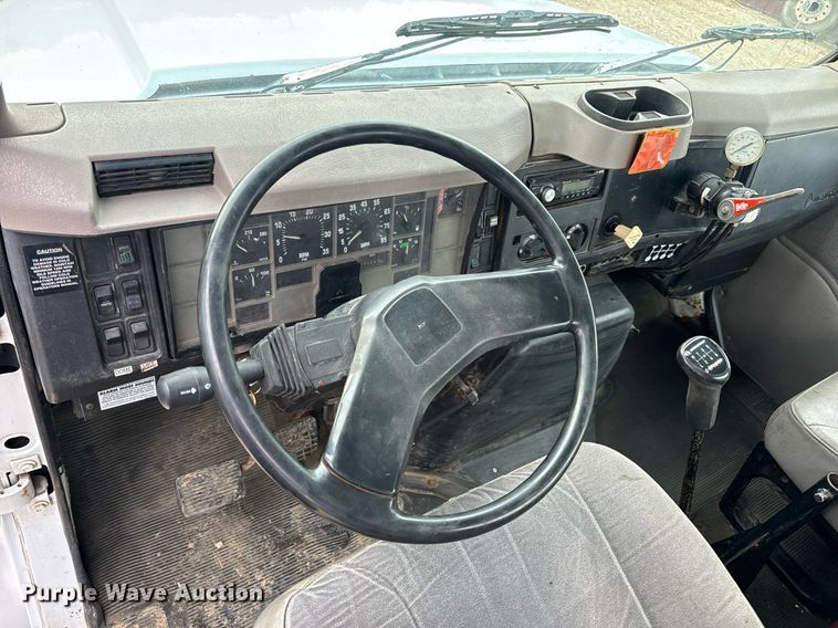 image for item EN5216 2001 International 4700 truck cab and chassis