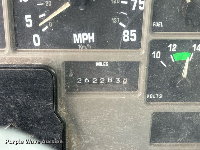 image for item EN5216 2001 International 4700 truck cab and chassis