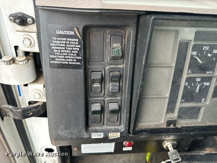 image for item EN5216 2001 International 4700 truck cab and chassis