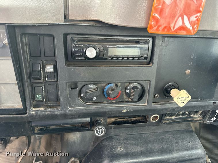 image for item EN5216 2001 International 4700 truck cab and chassis