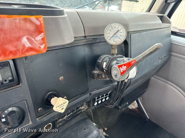 image for item EN5216 2001 International 4700 truck cab and chassis