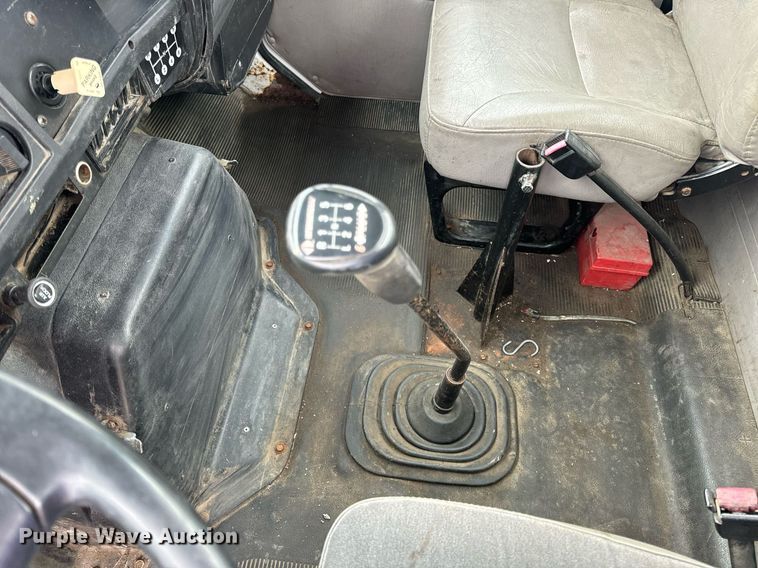 image for item EN5216 2001 International 4700 truck cab and chassis