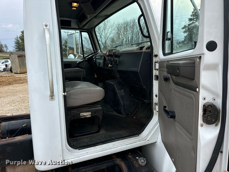 image for item EN5216 2001 International 4700 truck cab and chassis