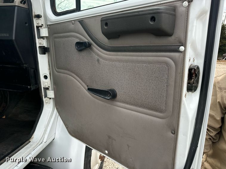 image for item EN5216 2001 International 4700 truck cab and chassis