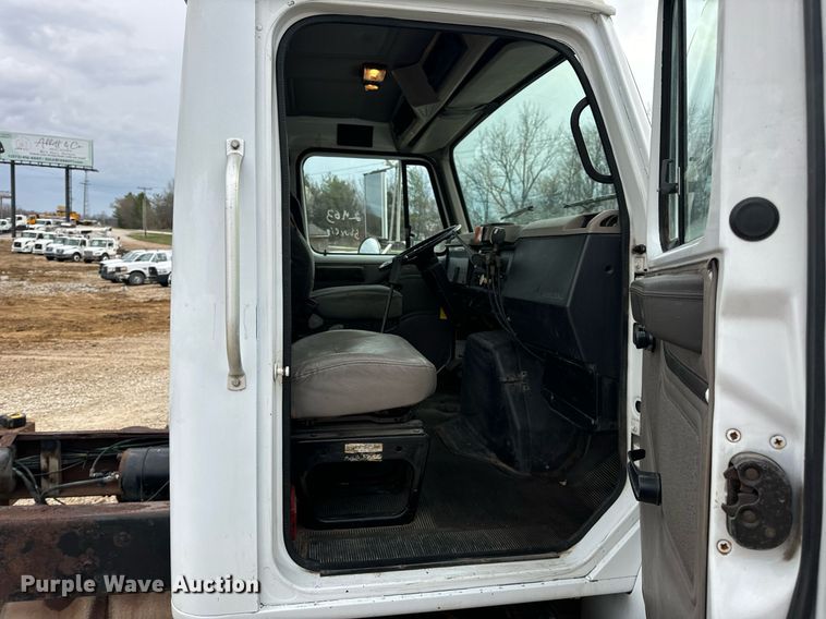 image for item EN5216 2001 International 4700 truck cab and chassis