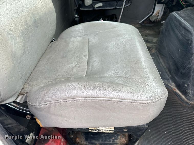 image for item EN5216 2001 International 4700 truck cab and chassis