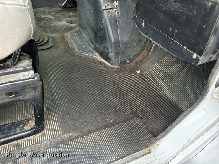 image for item EN5216 2001 International 4700 truck cab and chassis