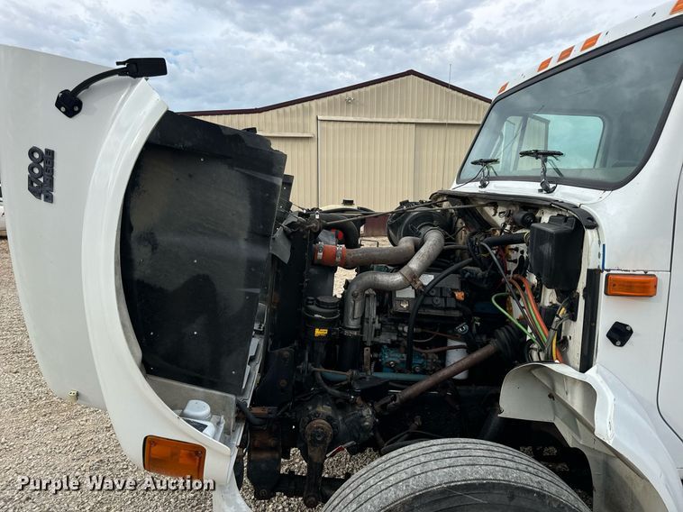 image for item EN5216 2001 International 4700 truck cab and chassis