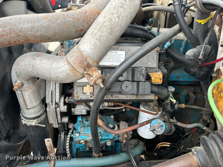 image for item EN5216 2001 International 4700 truck cab and chassis