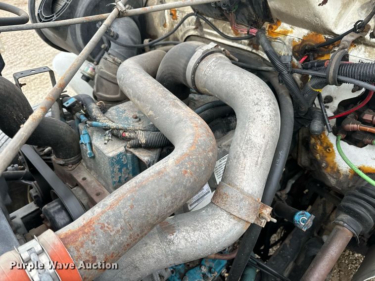 image for item EN5216 2001 International 4700 truck cab and chassis