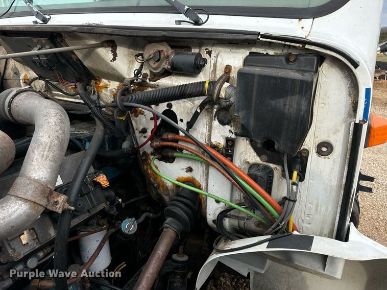 image for item EN5216 2001 International 4700 truck cab and chassis