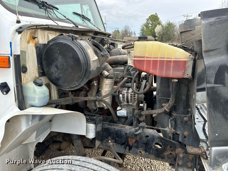 image for item EN5216 2001 International 4700 truck cab and chassis