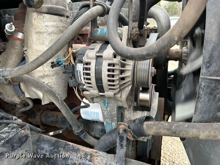 image for item EN5216 2001 International 4700 truck cab and chassis