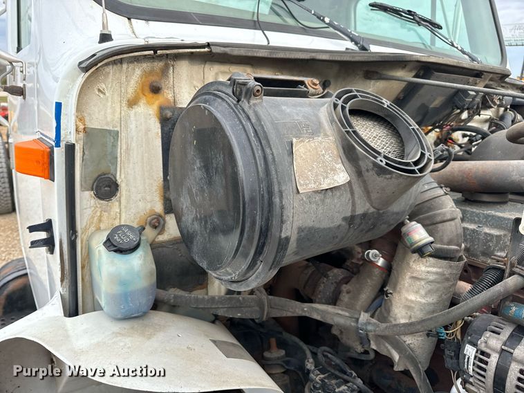 image for item EN5216 2001 International 4700 truck cab and chassis