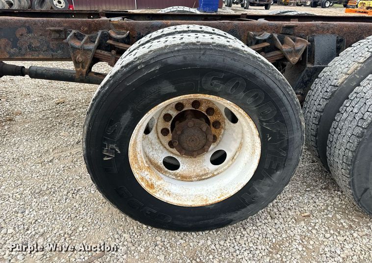 image for item EN5216 2001 International 4700 truck cab and chassis