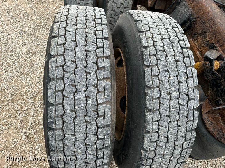 image for item EN5216 2001 International 4700 truck cab and chassis