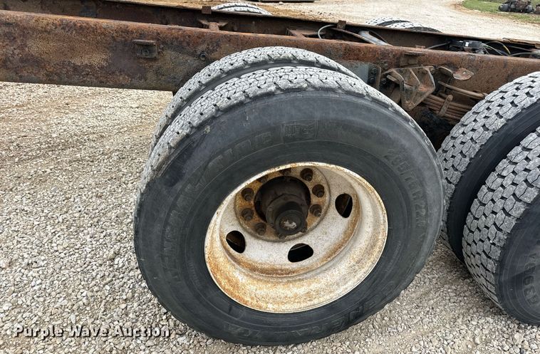 image for item EN5216 2001 International 4700 truck cab and chassis