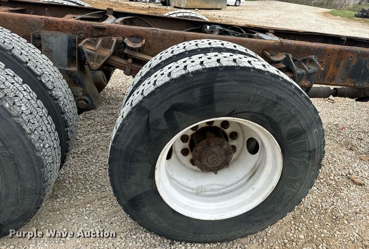 image for item EN5216 2001 International 4700 truck cab and chassis