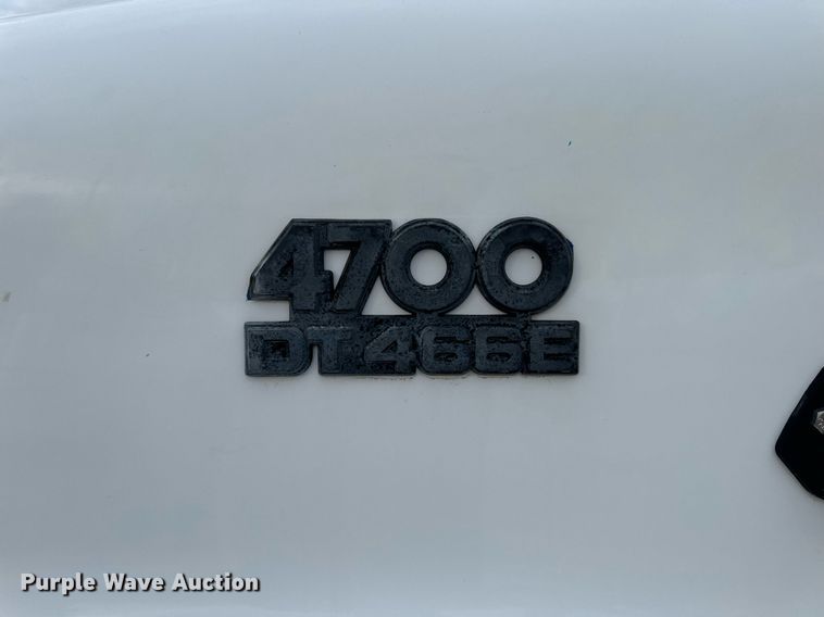 image for item EN5216 2001 International 4700 truck cab and chassis