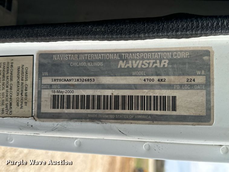 image for item EN5216 2001 International 4700 truck cab and chassis