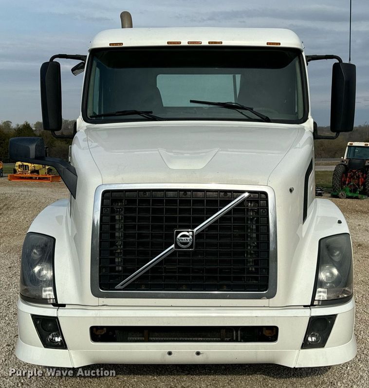 image for item EN5218 2013 Volvo VNL semi truck