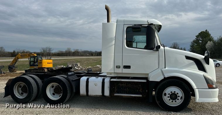 image for item EN5218 2013 Volvo VNL semi truck