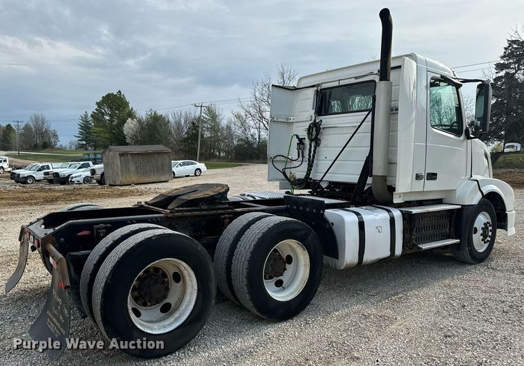 image for item EN5218 2013 Volvo VNL semi truck