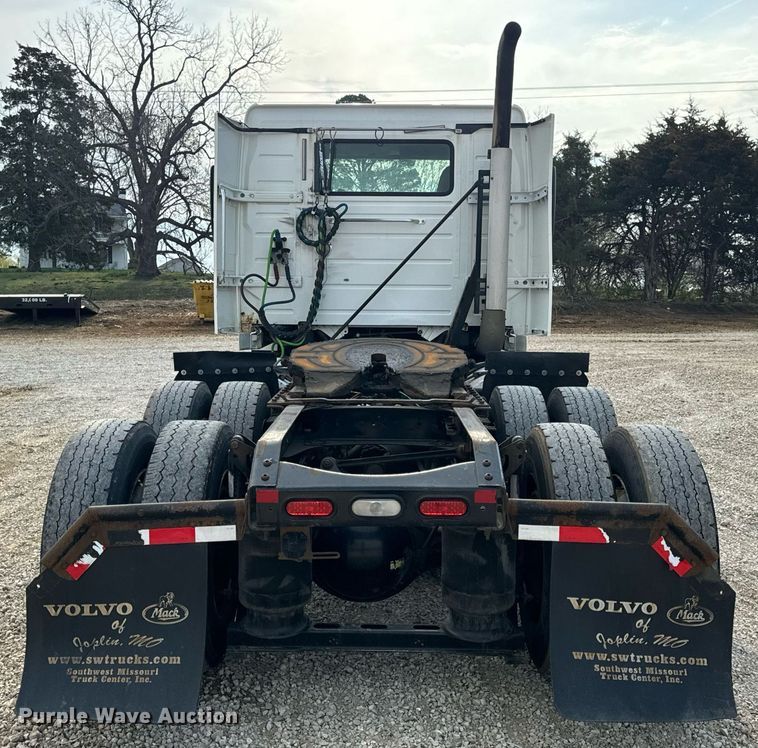 image for item EN5218 2013 Volvo VNL semi truck