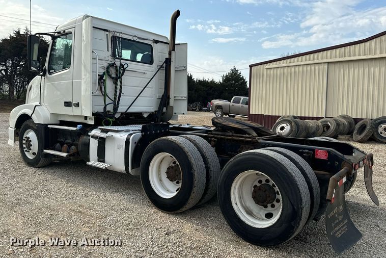 image for item EN5218 2013 Volvo VNL semi truck