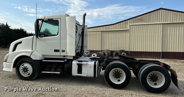 image for item EN5218 2013 Volvo VNL semi truck