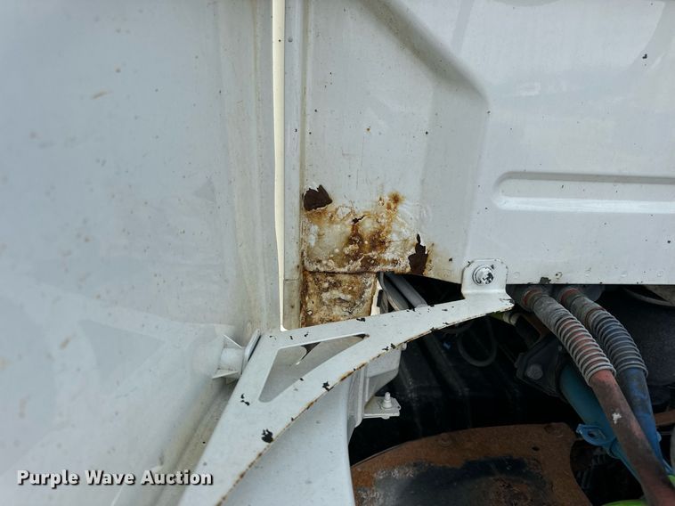 image for item EN5218 2013 Volvo VNL semi truck