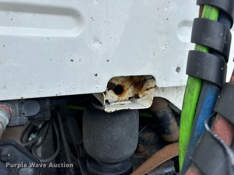 image for item EN5218 2013 Volvo VNL semi truck