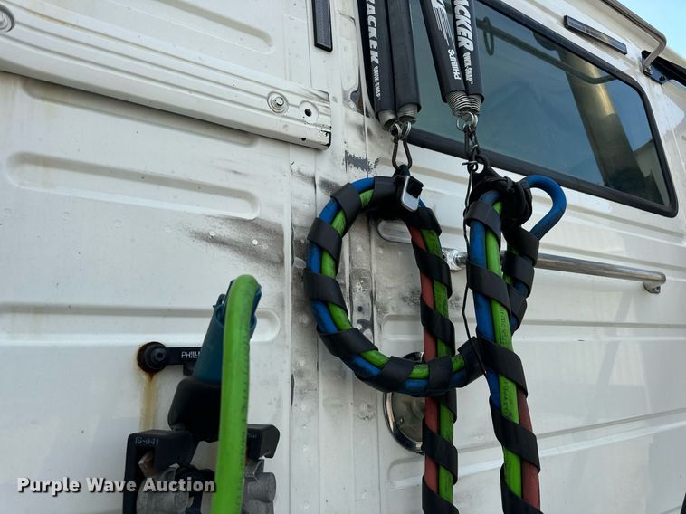 image for item EN5218 2013 Volvo VNL semi truck