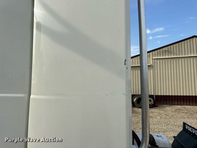 image for item EN5218 2013 Volvo VNL semi truck