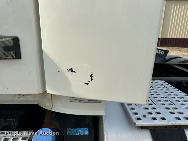 image for item EN5218 2013 Volvo VNL semi truck