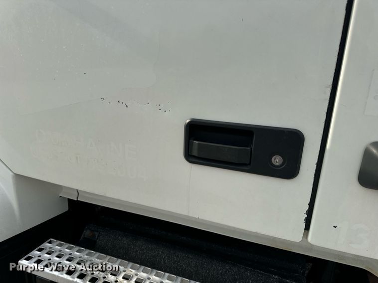 image for item EN5218 2013 Volvo VNL semi truck