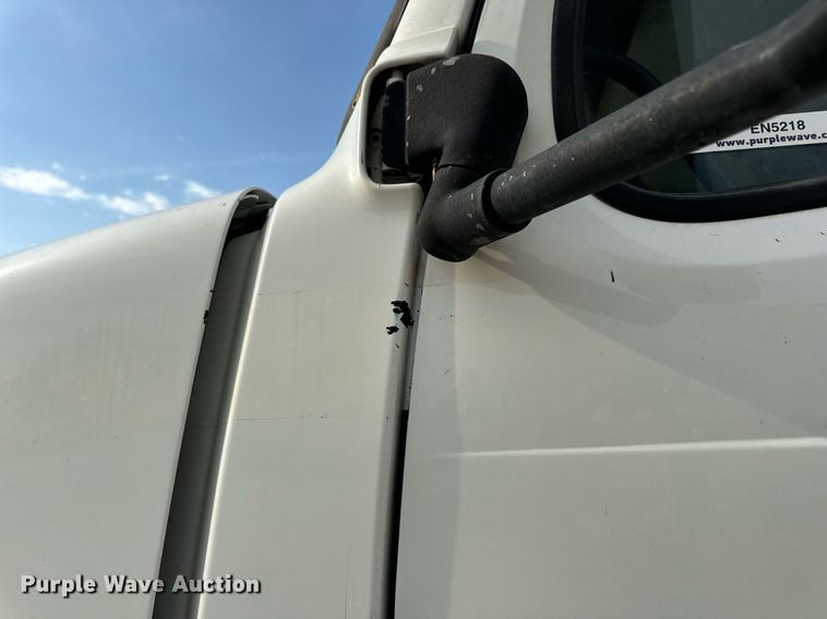 image for item EN5218 2013 Volvo VNL semi truck