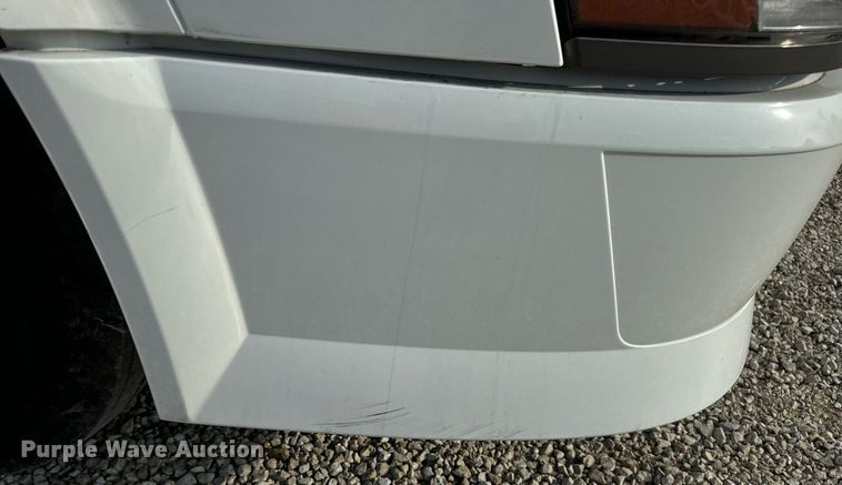 image for item EN5218 2013 Volvo VNL semi truck