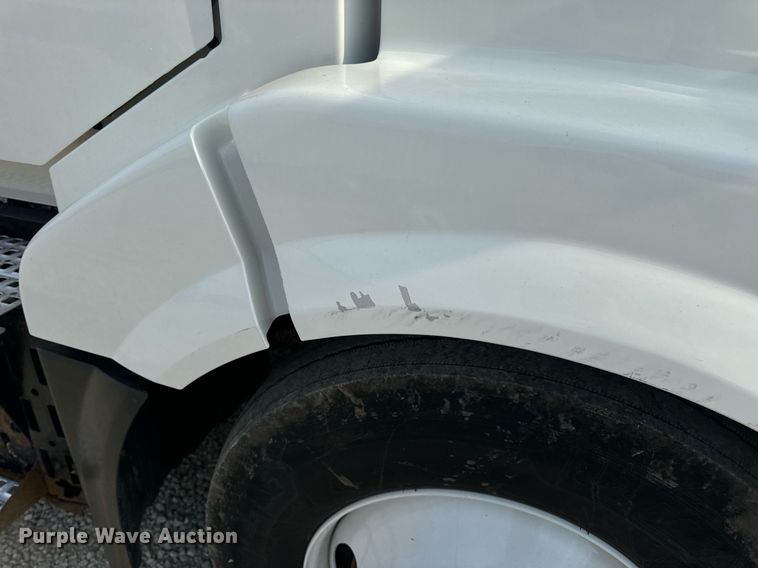 image for item EN5218 2013 Volvo VNL semi truck