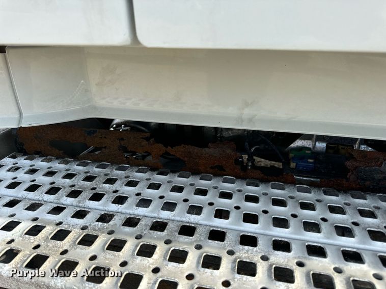 image for item EN5218 2013 Volvo VNL semi truck