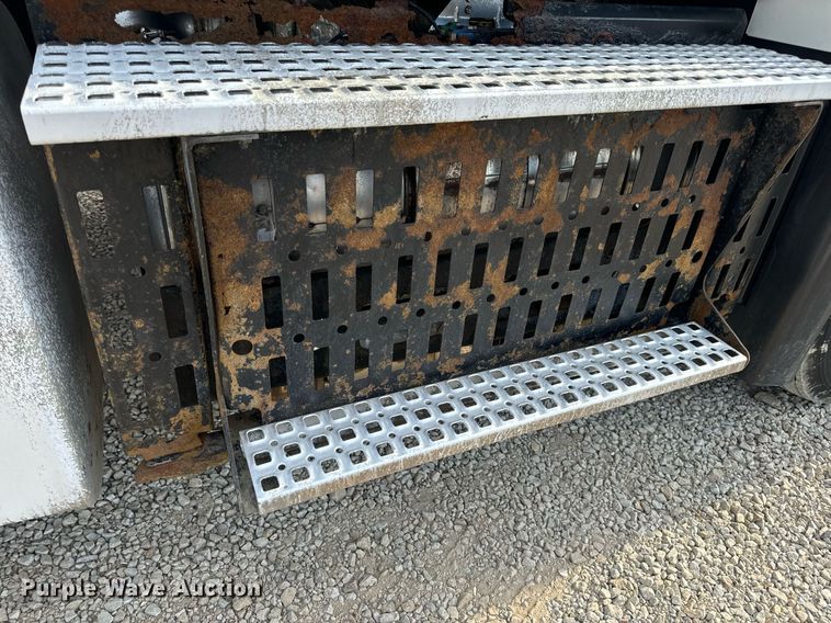 image for item EN5218 2013 Volvo VNL semi truck